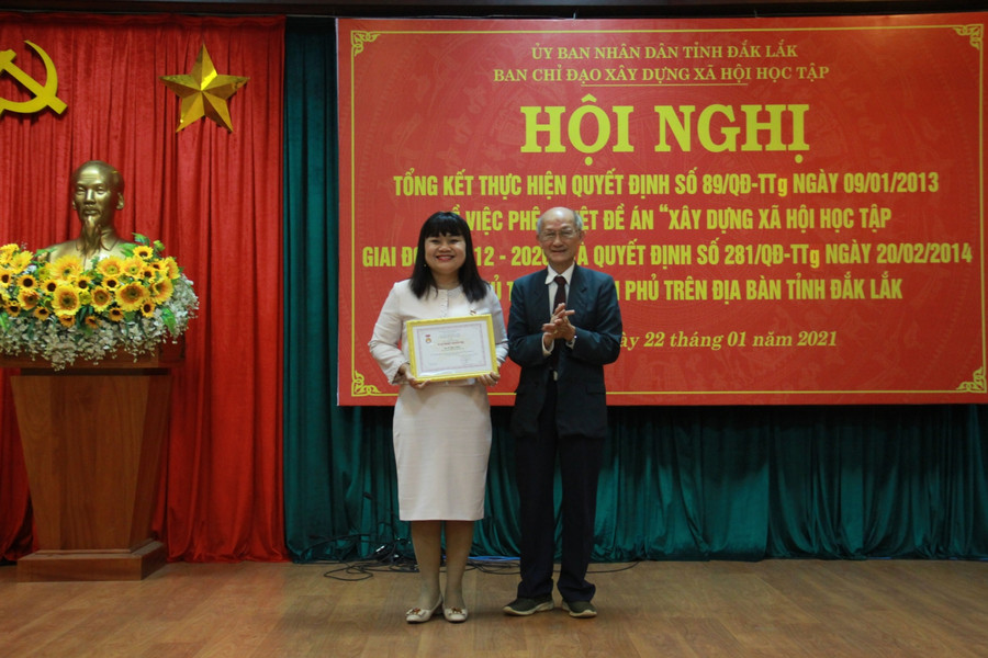 Ông Hà Ngọc Đào trao tặng Kỷ niệm chương “Vì sự nghiệp khuyến học´của BCH Trung ương Hội Khuyến học Việt Nam cho bà H’ Yim Kđoh Ông Hà Ngọc Đào trao tặng Kỷ niệm chương “Vì sự nghiệp khuyến học´của BCH Trung ương Hội Khuyến học Việt Nam cho bà H’ Yim Kđoh