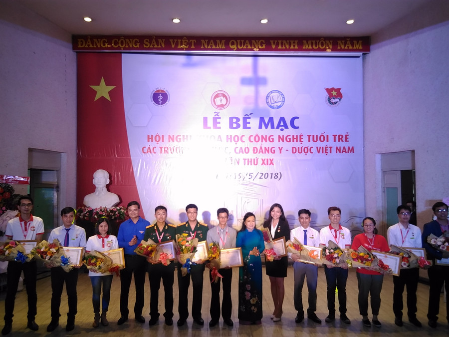 PGS TS Nguyễn Thị Kim Tiến -Bộ Trưởng Bộ Y tế và anh Bùi Quang Huy- Bí Thư Trung ương Đoàn TNCS Hồ Chí Minh trao bằng khen và Huy Huy hiệu Tuổi trẻ sáng tạo cho 12 tác giả đạt giải xuất sắc nhất tạo hội nghị
