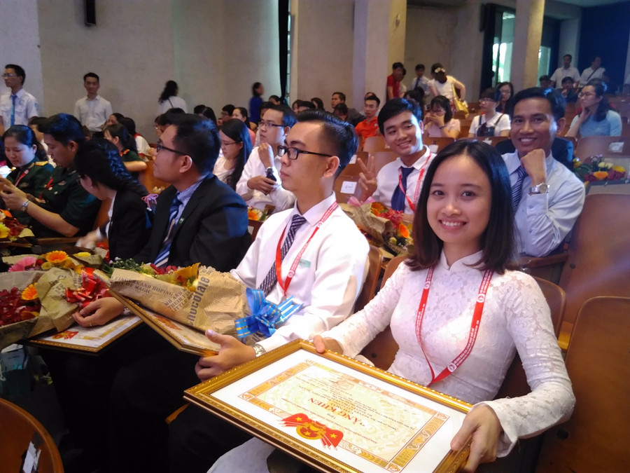 Niềm vui của tác giả khi nhận được giải tại hội nghị