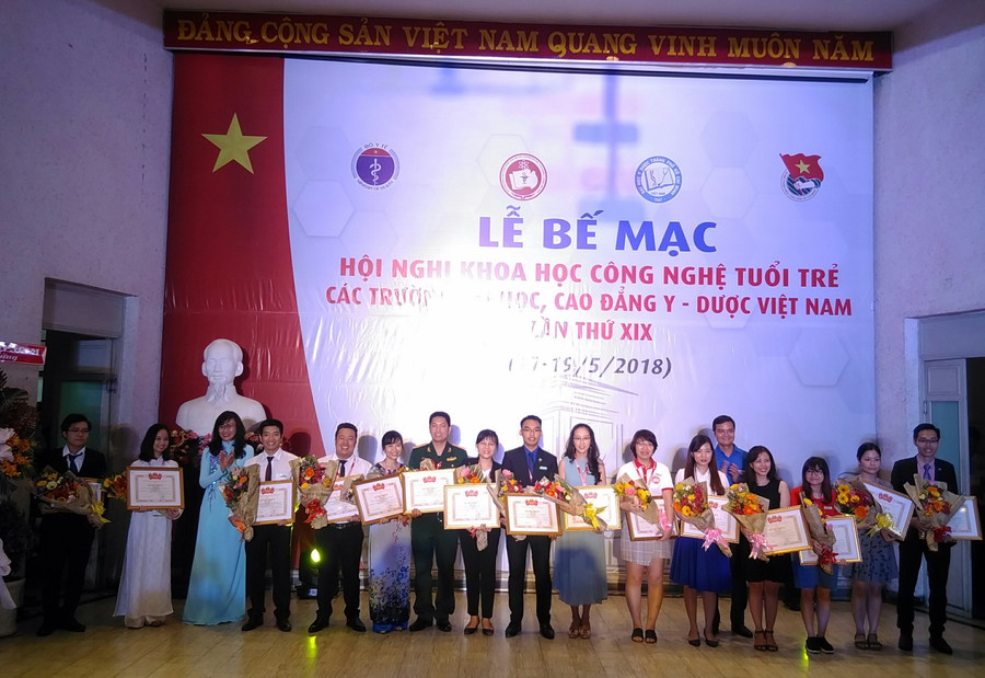 Bà Nguyễn Thị Thu- Phó Chủ tịch UBND TPHCM và anh Bùi Quang Huy- Bí Thư Trung ương Đoàn TNCS Hồ Chí Minh trao bằng khen cho các tác giả và nhóm tác giả đạt giải Nhất tại hội nghị