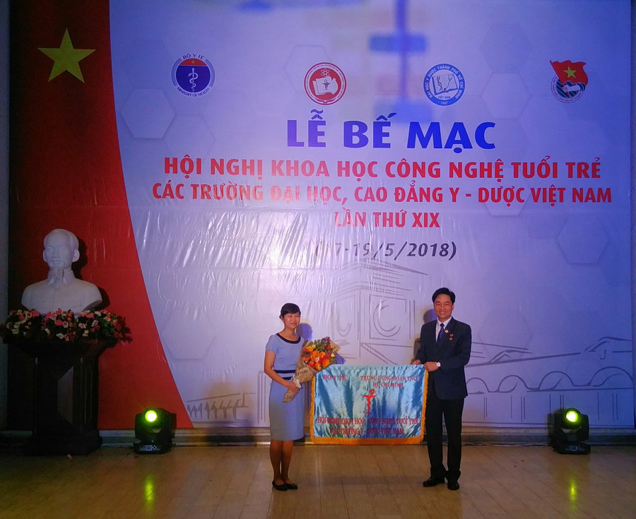 PGS TS Trần Diệp Tuấn- Hiệu trường Trường ĐH Y Dược TPHCM, Trưởng ban tổ chức Hội nghị KHCN tuổi trẻ lần thứ XIX trao cờ luân phiên cho đại diện trường ĐH Y Dược Hải Phòng đơn vị sẽ tổ chức hội nghị lần thứ XX vào năm 2020.