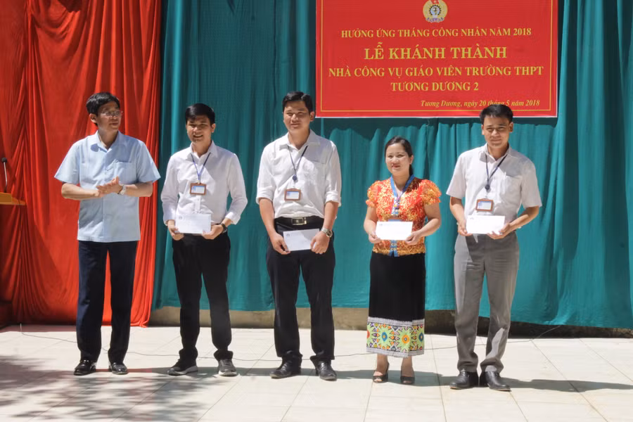 Trao quà cho giáo viên của trường có hoàn cảnh khó khăn