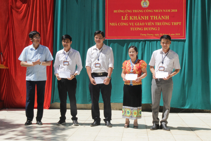 Trao quà cho giáo viên của trường có hoàn cảnh khó khăn