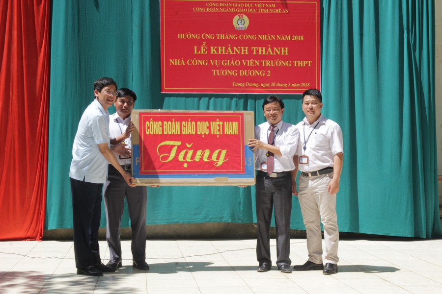 Công đoàn GDVN trao quà cho Trường THPT Tương Dương 2
