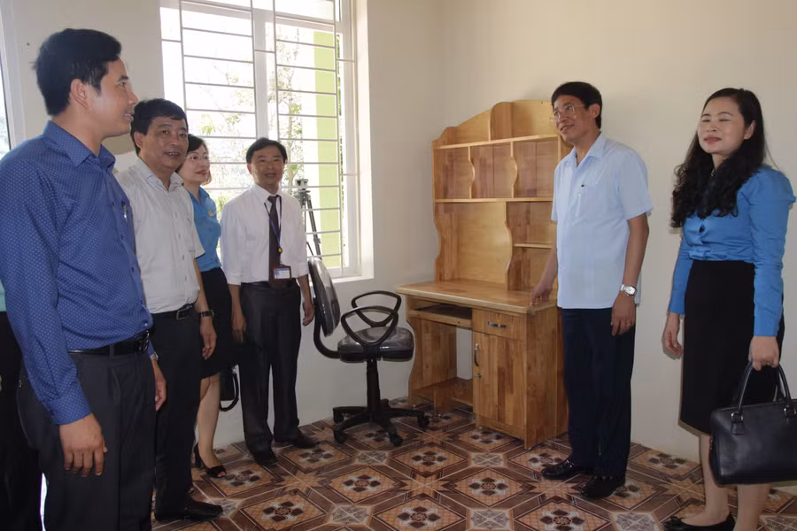 Báo GD&TĐ hỗ trợ trường THPT Tương Dương 2 các vật dụng thiết yếu