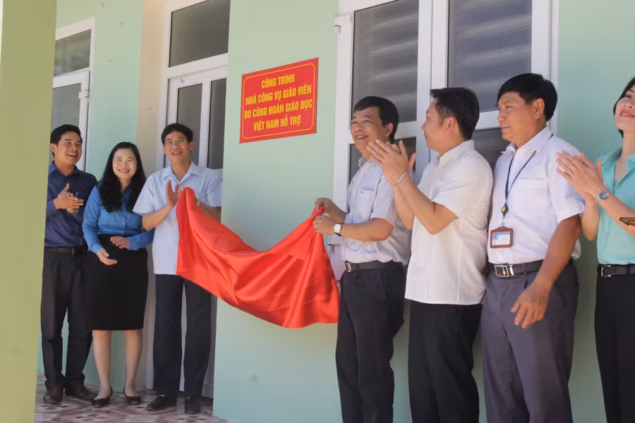 Cắt băng khánh thành nhà công vụ giáo viên Trường THPT Tương Dương 2