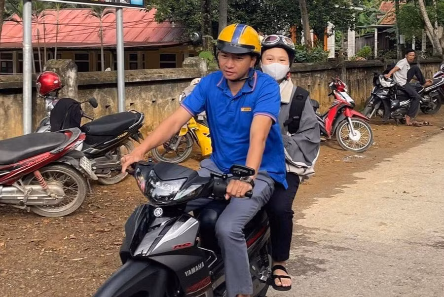 Đội xe 0 đồng luôn sẵn sàng để hỗ trợ thí sinh đến trường thi.