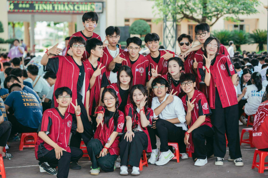 Thầy Lê Minh Tuấn - giáo viên môn Toán, Trường THPT Chuyên Hà Tĩnh cùng học trò.