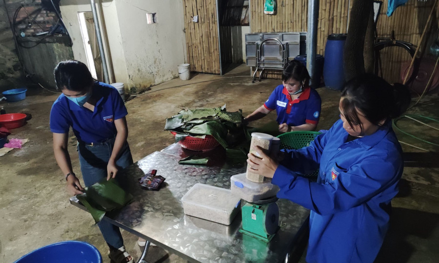 Chia các tổ để đồ xôi chuẩn bị bữa sáng cho trò.