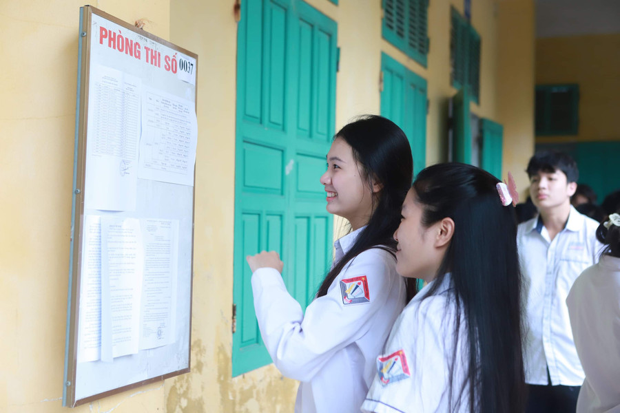 Thí sinh tới làm thủ tục dự thi chiều 26/6 tại Trường THPT Trần Hưng Đạo, TP Nam Định. Thí sinh tới làm thủ tục dự thi chiều 26/6 tại Trường THPT Trần Hưng Đạo, TP Nam Định.