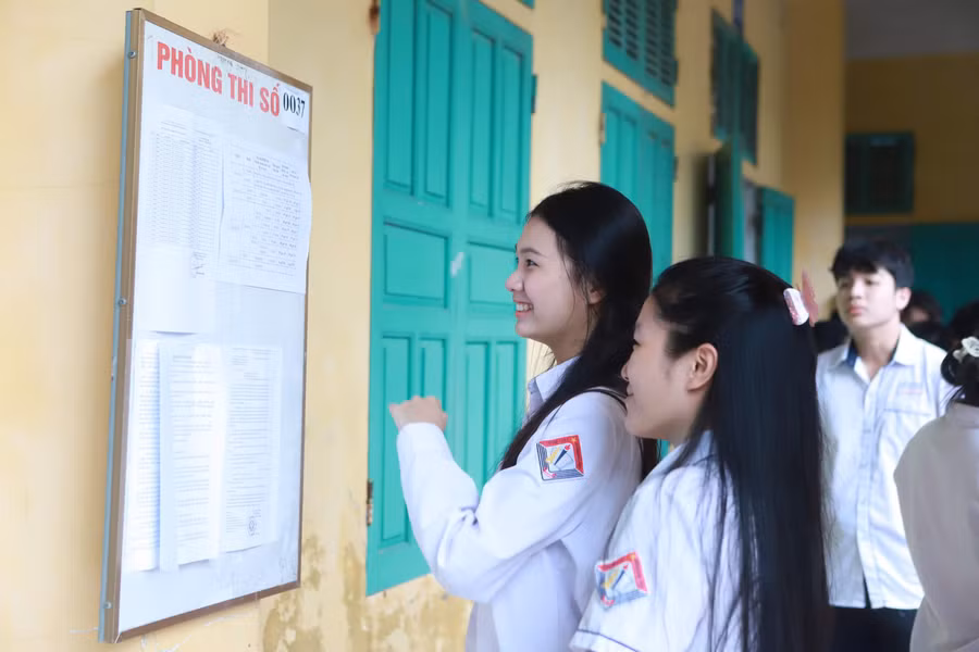 Thí sinh tới làm thủ tục dự thi chiều 26/6 tại Trường THPT Trần Hưng Đạo, TP Nam Định.