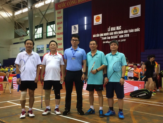 NGND GS.TS Lương Xuân Hiến (ngoài cùng bên trái) chụp ảnh lưu niệm trước trận đấu tại giải.