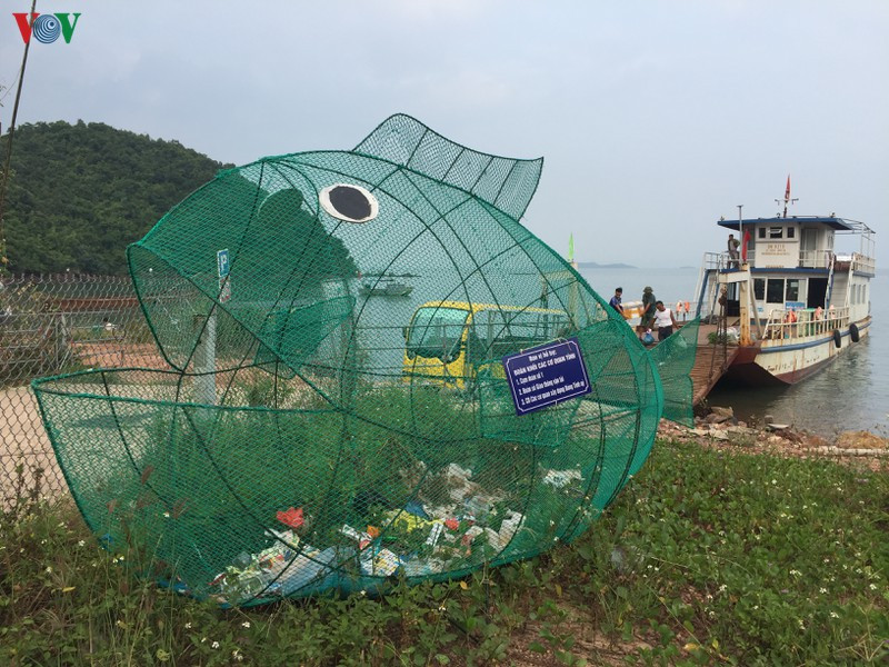 Với hình dáng ấn tượng, bắt mắt được làm từ khung sắt và tạo hình bằng lưới với chiều dài 4,5-6m, chiều cao khoảng 2m,mỗi chú cá có thể “ăn” 4-5 tạ vỏ chai nhựa các loại.