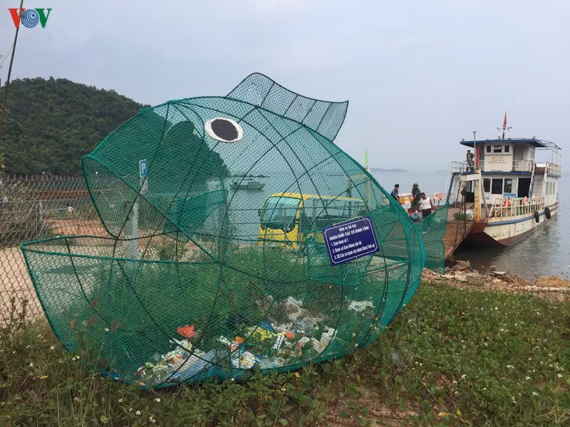 Với hình dáng ấn tượng, bắt mắt được làm từ khung sắt và tạo hình bằng lưới với chiều dài 4,5-6m, chiều cao khoảng 2m,mỗi chú cá có thể “ăn” 4-5 tạ vỏ chai nhựa các loại.