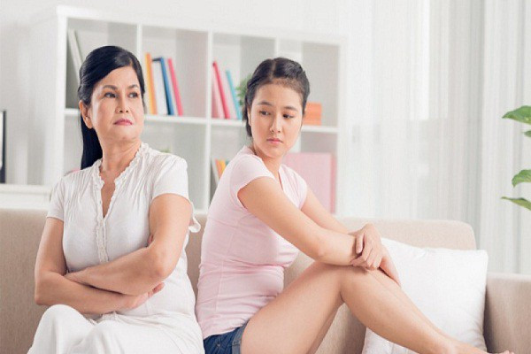 Mẹ chồng nàng dâu khác máu tanh lòng, khó hòa hợp yêu thương nhau. (Ảnh minh họa).