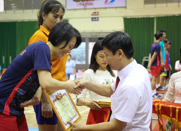 Ông Nguyễn Thanh Đề - Vụ trưởng Vụ Giáo dục Thể chất (Bộ GD&ĐT) trao giải cho các VĐV.
