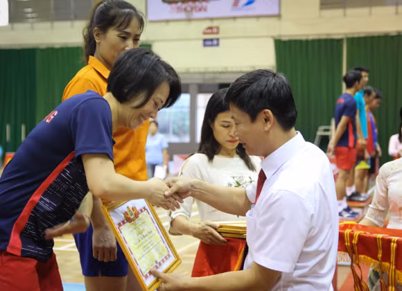 Ông Nguyễn Thanh Đề - Vụ trưởng Vụ Giáo dục Thể chất (Bộ GD&ĐT) trao giải cho các VĐV.