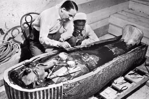 Chuyên gia khảo cổ Howard cùng một cộng sự đang tìm hiểu bên trong quan tài Vua Tut. Ảnh: Khanacademy.org.