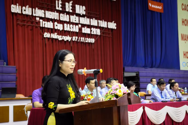 Bà Nguyễn Thị Bích Hợp - Phó Chủ tịch Công đoàn Giáo dục Việt Nam phát biểu tại buổi lễ.