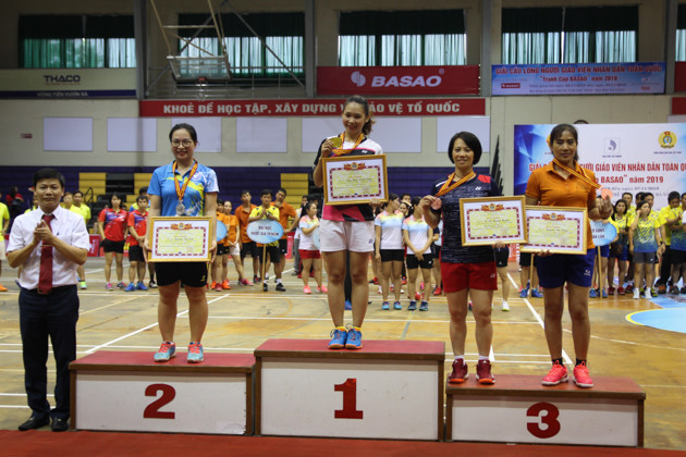 Các VĐV nội dung đơn nữ dưới 30 nhận giải từ BTC.