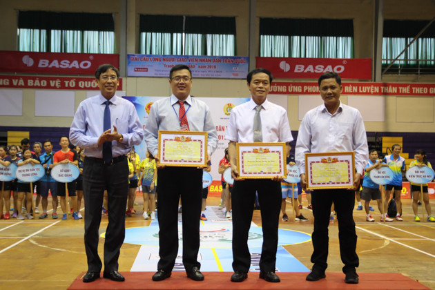 Ông Vũ Minh Đức – Chủ tịch Công đoàn Giáo dục Việt Nam trao bằng khen cho đơn vị, cá nhân xuất sắc.