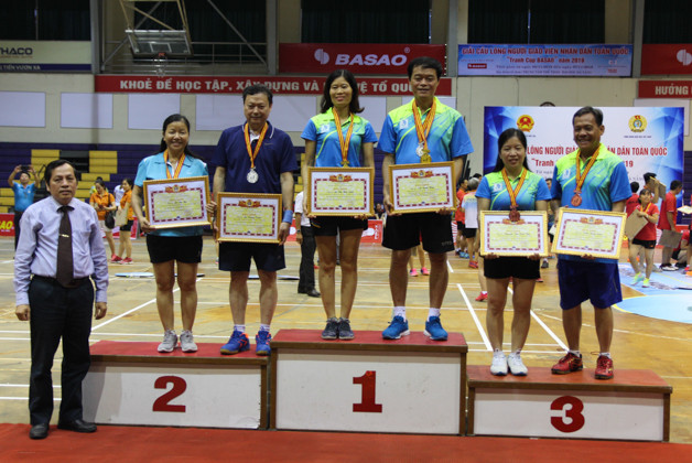 Bà Nguyễn Thị Bích Hợp trao giải cho các VĐV nội dung Đôi nam.