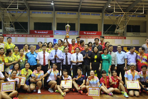 Đại diện lãnh đạo, BTC giải cùng các VĐV chụp ảnh lưu niệm, khép lại 6 ngày tranh tài Giải Cầu lông Người giáo viên nhân dân toàn quốc 2019.