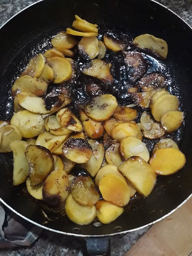 Món khoai xào chuyển thanh khoai nướng cháy.