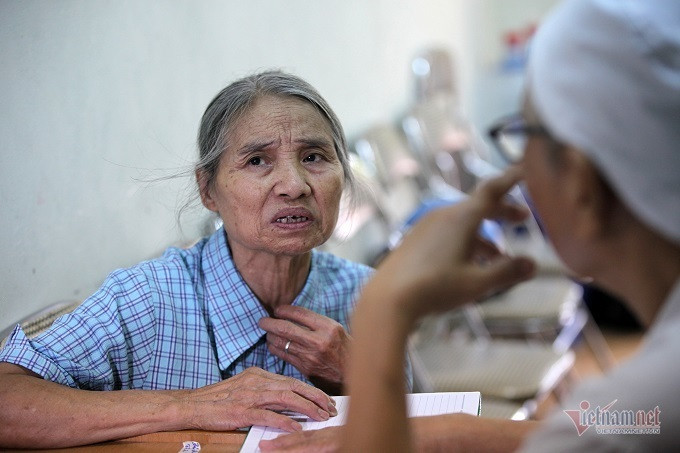 Gia đình bà Nhàn là bệnh nhân đặc biệt, gắn bó lâu năm với phòng khám. Bác sĩ 20 năm lấy lương hưu mở phòng khám miễn phí