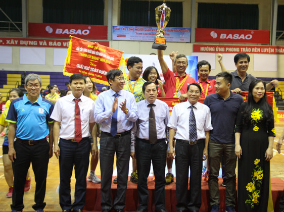 BTC trao Giải xếp hạng toàn đoàn cho các đơn vị xuất sắc.