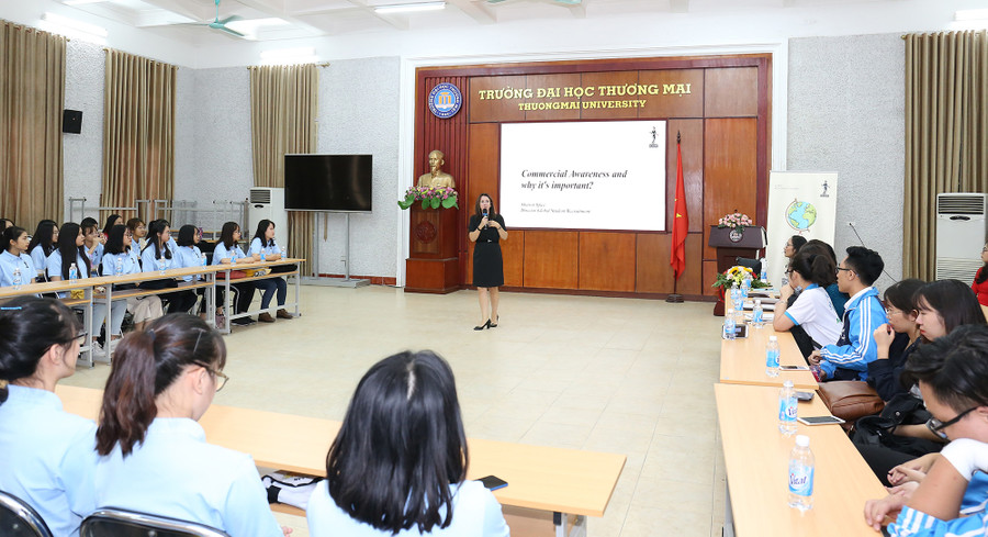 Bà Sharon Spice chia sẻ về tầm quan trọng của nhận thức kinh doanh cho sinh viên Đại học Thương Mại