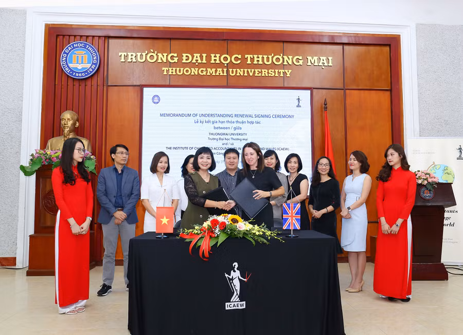 Bà Sharon Spice – Giám đốc tuyển sinh toàn cầu ICAEW và PGS Nguyễn Thị Bích Loan – Phó Hiệu trưởng trường Đại học Thương Mại ký kết biên bản hợp tác 