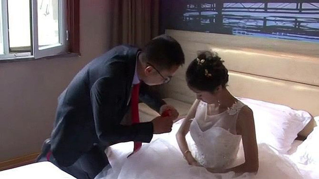 Nhắm mắt nhận lời cưới đại gia góa vợ để lấy 300 triệu trả nợ cho gia đình, ngờ đâu đêm tân hôn nhìn mặt chú rể mà cô dâu sốc nặng - Ảnh 2. Nhắm mắt nhận lời cưới đại gia góa vợ để lấy 300 triệu trả nợ cho gia đình, ngờ đâu đêm tân hôn nhìn mặt chú rể mà cô dâu sốc nặng - Ảnh 2.