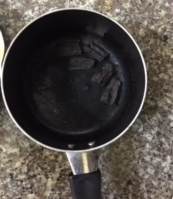 Nồi niêu xoong chảo thường xuyên phải lãnh hậu quả vì chứng não cá vàng của các mẹ.