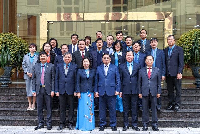 Thủ tướng chụp ảnh lưu niệm cùng các đại biểu - Ảnh: VGP/Nhật Bắc Thủ tướng chụp ảnh lưu niệm cùng các đại biểu - Ảnh: VGP/Nhật Bắc