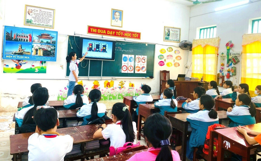 Các em học sinh lớp 5 nhận biết về các tín hiệu đèn giao thông và một số biển báo giao thông đường bộ.