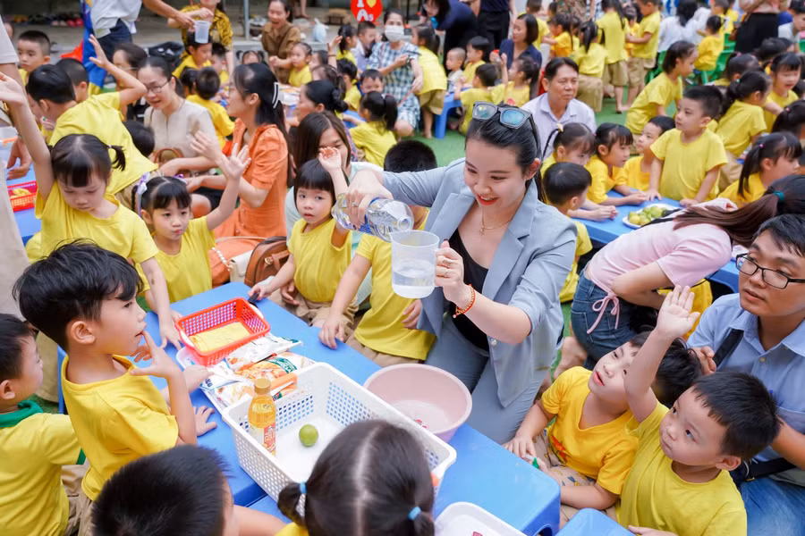 Trẻ tại Trường Mầm non Ngô Thì Nhậm (Hà Đông, Hà Nội) trong một hoạt động tập thể.