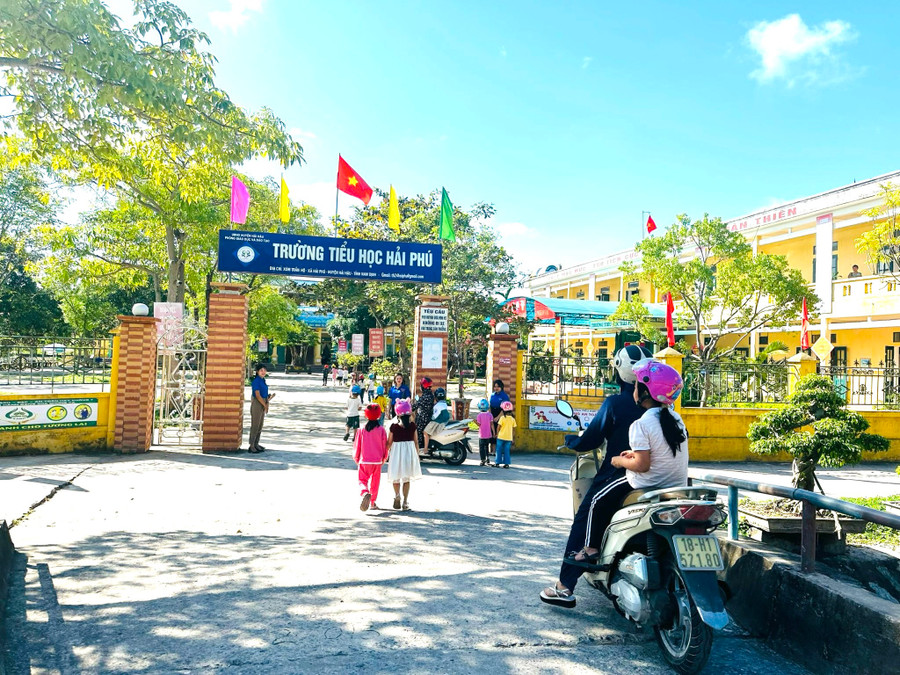 Các đoàn viên trong Chi đoàn cùng các em Đội viên trong Liên đội của nhà trường thường xuyên kiểm tra, giám sát việc thực hiện quy định về an toàn giao thông của học sinh.