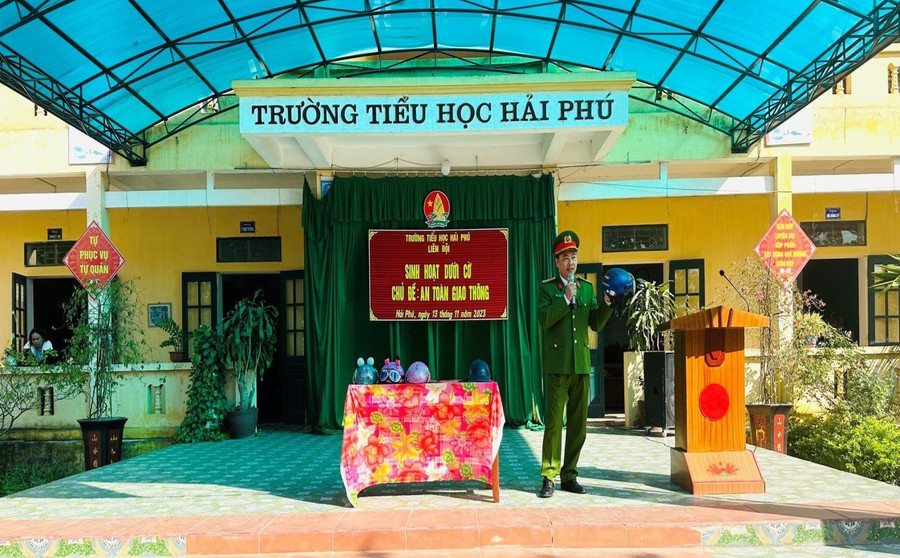 Cán bộ Công an xã Hải Phú tuyên truyền, hướng dẫn các quy định khi tham gia giao thông, lựa chọn và đội mũ đúng theo quy định của pháp luật.