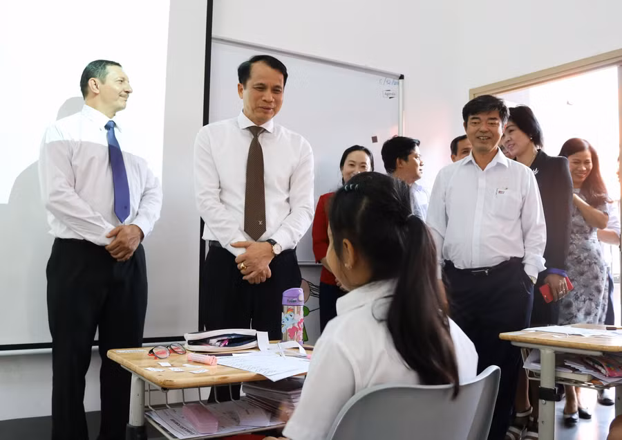 Thứ trưởng thăm hỏi động viên tình hình học tập của học sinh