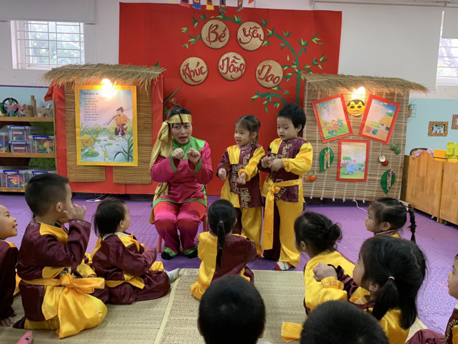 Cô Trang cùng các con trong tiết nhạc kịch. Ảnh: Nhân vật cung cấp.