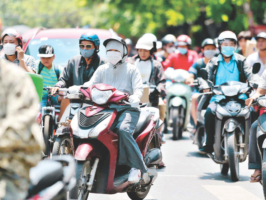 Đeo khẩu trang là nhu cầu thiết yếu của cư dân đô thị mỗi khi ra đường. Ảnh: Thế Đại