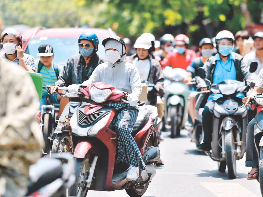 Đeo khẩu trang là nhu cầu thiết yếu của cư dân đô thị mỗi khi ra đường. Ảnh: Thế Đại