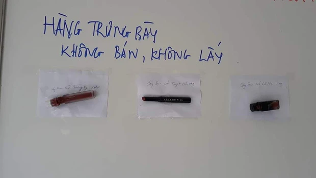 Thầy giáo trưng bày những thỏi son tịch thu của học sinh kèm lời nhắn dễ thương: "Hàng trưng bày không bán, không lấy". (Ảnh: Trần Kiên).