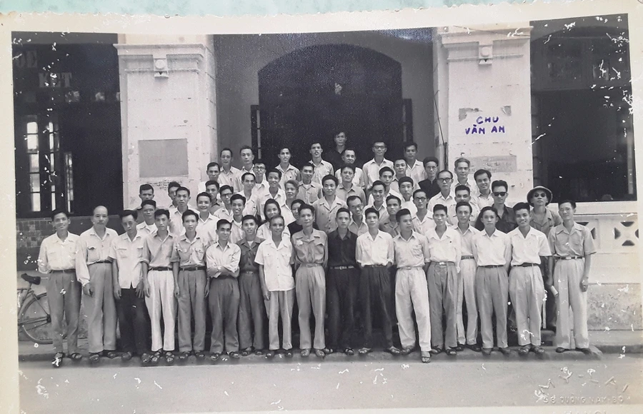 Các GV tiếp quản Trường Chu Văn An năm học 1954 – 1955. Ảnh: Nhân vật cung cấp