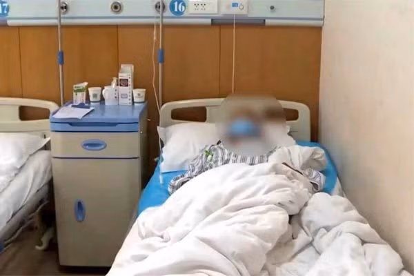 Nhập viện cấp cứu vì nuốt phải răng giả trong khi ăn cháo