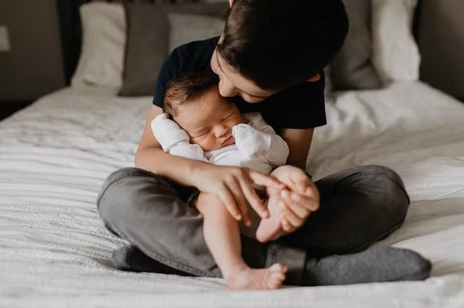 Con gái thường xuyên trốn xuống gầm giường để nói chuyện với... bố đã qua đời, mẹ lã người đi khi phát hiện sự thật đằng sau - Ảnh 2.