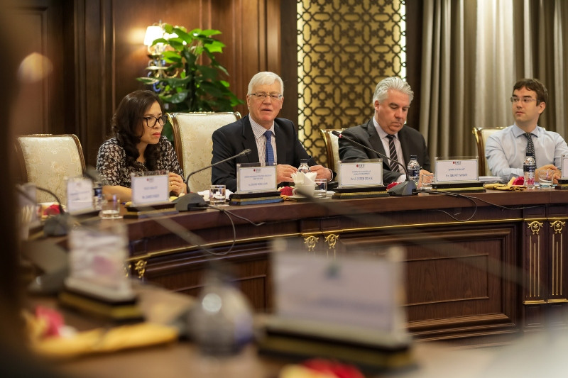 Giáo sư Peter Coloe, tân chủ tịch ĐH RMIT Việt Nam (thứ 2 từ trái sang) trong một buổi làm việc