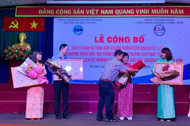 PGS.TS Phạm Hoàng Quân - Hiệu trưởng Trường ĐH Sài Gòn trao hoa chúc mừng cho một trong ba đơn vị có ngành học đạt chuẩn kiểm định chất lượng PGS.TS Phạm Hoàng Quân - Hiệu trưởng Trường ĐH Sài Gòn trao hoa chúc mừng cho một trong ba đơn vị có ngành học đạt chuẩn kiểm định chất lượng