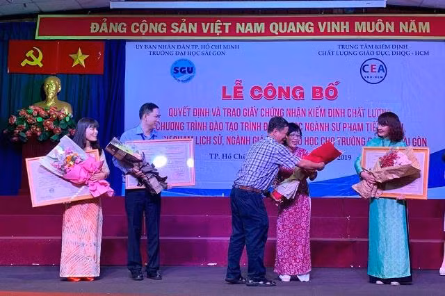 PGS.TS Phạm Hoàng Quân - Hiệu trưởng Trường ĐH Sài Gòn trao hoa chúc mừng cho một trong ba đơn vị có ngành học đạt chuẩn kiểm định chất lượng